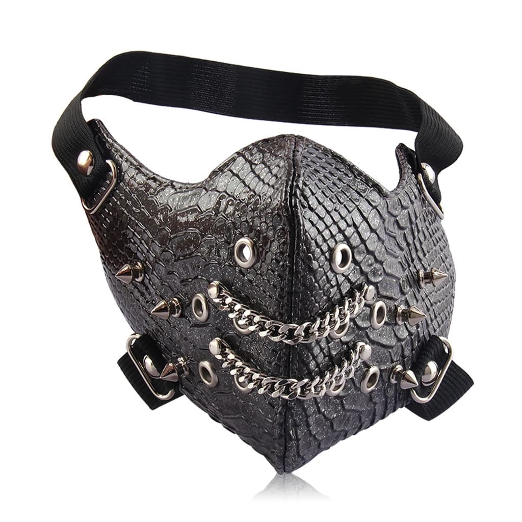 Leren stofmasker met slangenprint en kettingdetail