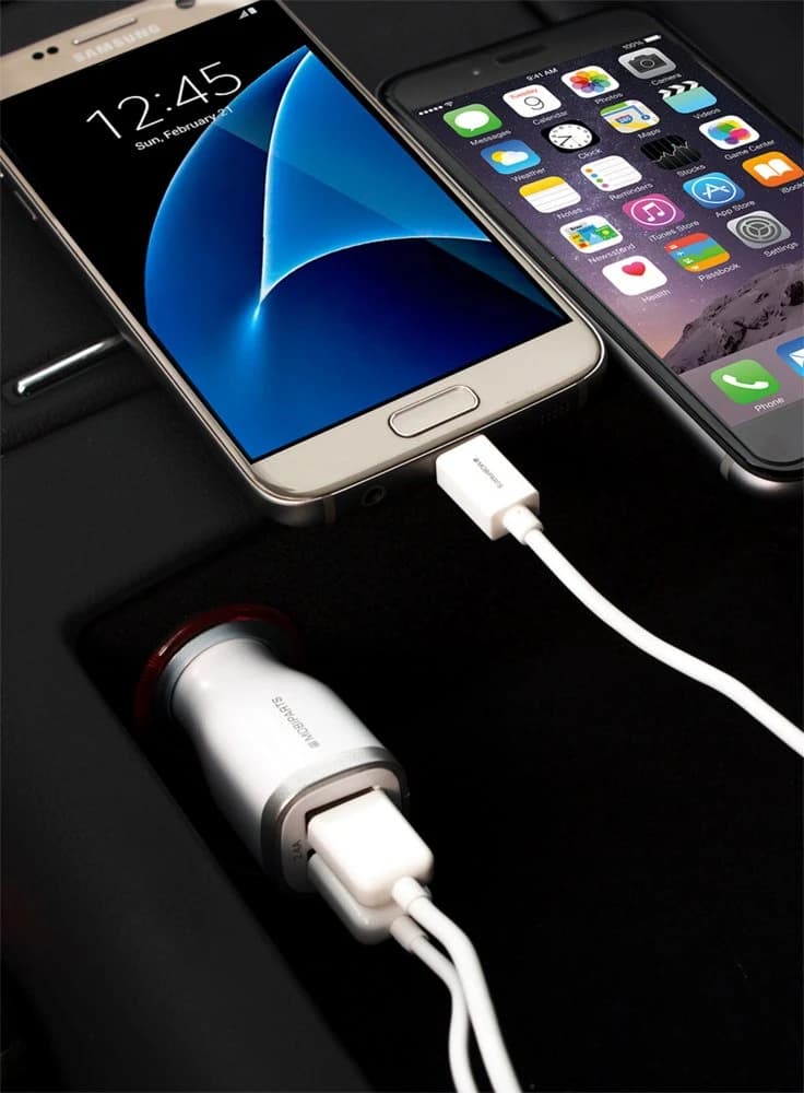 Close-up van USB-aansluitingen van de autolader